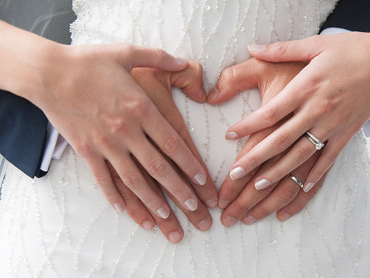 Verlovingsring tijdens huwelijk dragen?