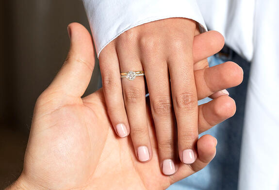 Verlovingsring van geelgoud gemaakt - hier samen met trouwring