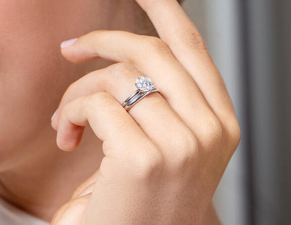 Verlovingsring en trouwringen combineren - aanschuifring