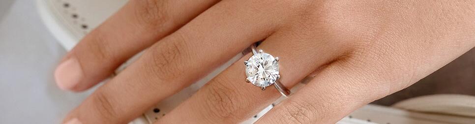 Verlovingsing met grote ronde diamant