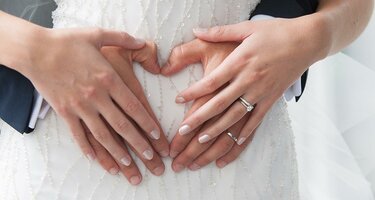 Draag de verlovingsring als een bij ring op de bruiloft