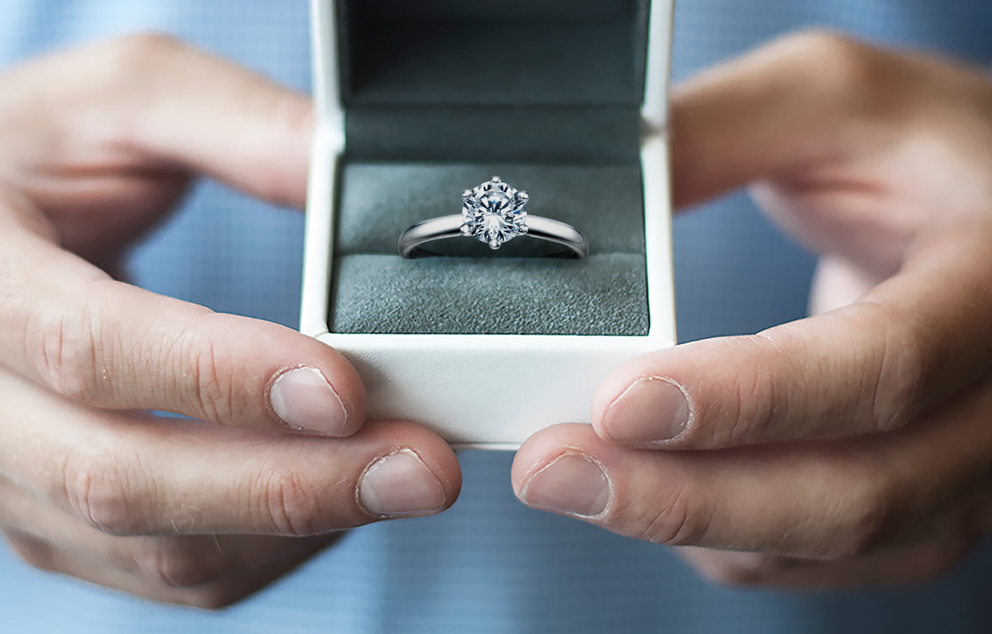 Verlovingsring betekenis, traditie en geschiedenis. Symbolisch beeld: verlovingsring in een hoogwaardige doos