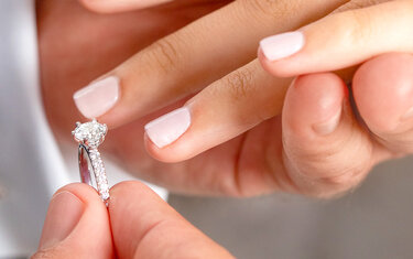 Verlovingsring wordt aan de linker hand gedragen