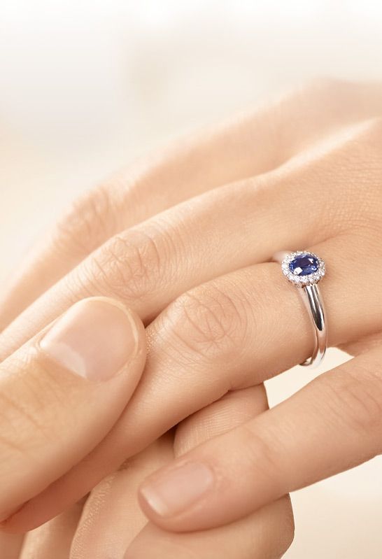 Verlovingsringen: Saffier Windsor ring in wit goud gedragen met het verzoek