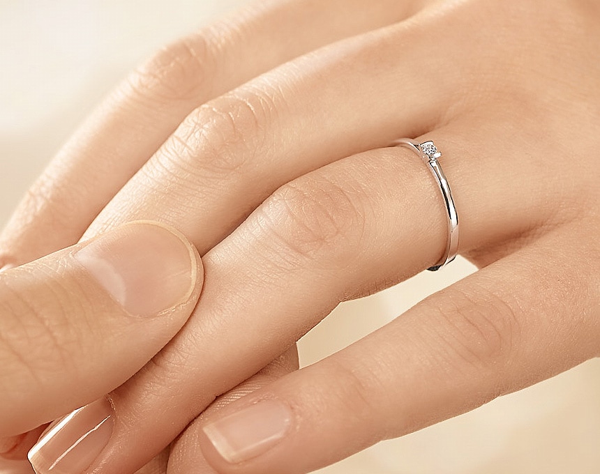 Goedkope verlovingsringen: probeer iets nieuws met de Love solitaire-ring
