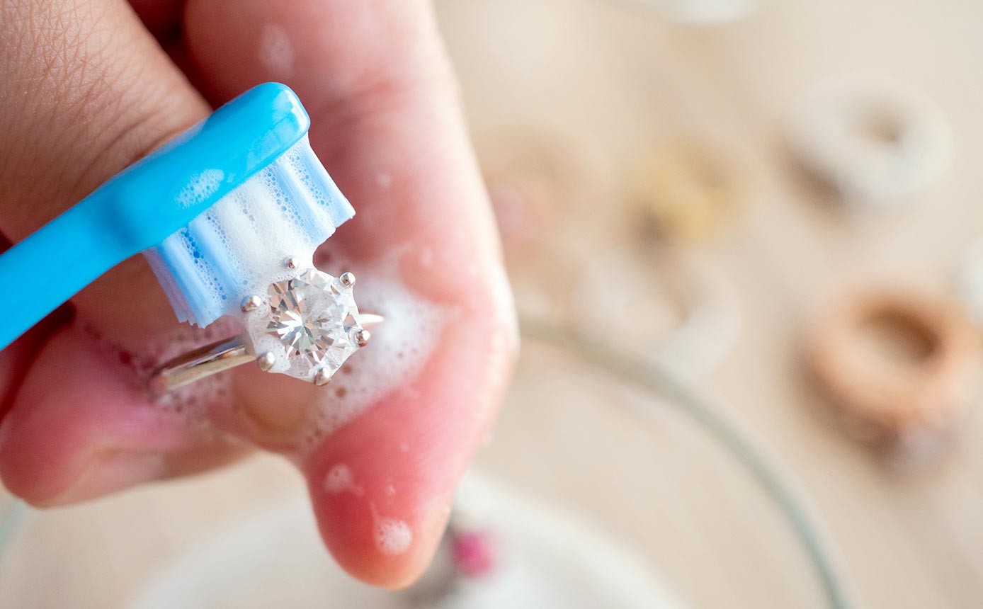 Maak sieraden schoon met een tandenborstel