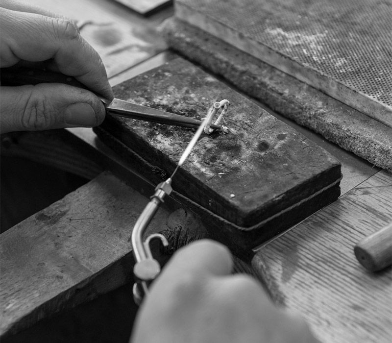 Diamant, diamantzetting, zetting, sieraden, sieraden maken, sieraden met diamant, vervaardiging, verlovingsring