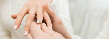 Verlovingsring wordt aan de linker hand gedragen