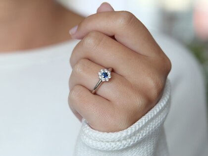 Verlovingsring Lovely in 14K witgoud met saffier 0,33ct en diamanten 0,40ct