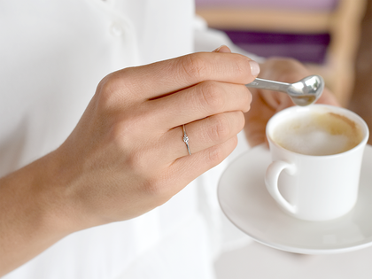 Geboortesteen ring Vivid Petite april in 9K witgoud met diamant 0,08ct en diamanten 0,02ct