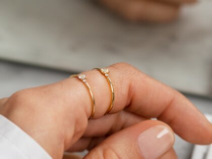 Verlovingsring Vivid Petite Emerald Cut in geelgoud