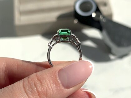 Verlovingsring Aureline in 9K witgoud met groene toermalijn 3,00ct en natuurlijke diamanten 0,48ct