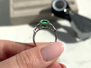 Verlovingsring Aureline in 9K witgoud met groene toermalijn 3,00ct en natuurlijke diamanten 0,48ct