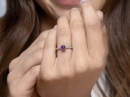Geboortesteen ring Pure Colour mei in 9K witgoud met smaragd 0,50ct en diamanten 0,26ct