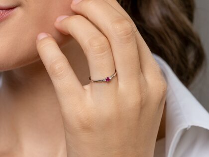 Geboortesteen ring Vivid Petite januari in 14K witgoud met granaat 0,11ct en diamanten 0,02ct