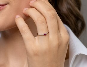 Geboortesteen ring Vivid Petite januari in 14K witgoud met granaat 0,11ct en diamanten 0,02ct