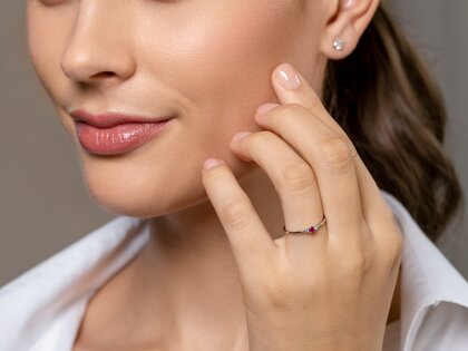Geboortesteen ring Vivid Petite januari in 14K witgoud met granaat 0,11ct en diamanten 0,02ct