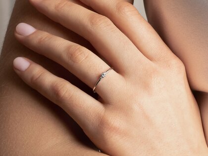 Geboortesteen ring Vivid Petite april in 9K geelgoud met diamant 0,08ct en diamanten 0,02ct