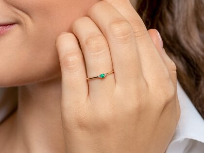 Geboortesteen ring Vivid Petite mei in 9K witgoud met smaragd 0,08ct en diamanten 0,02ct