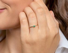 Geboortesteen ring Vivid Petite mei in 9K witgoud met smaragd 0,08ct en diamanten 0,02ct