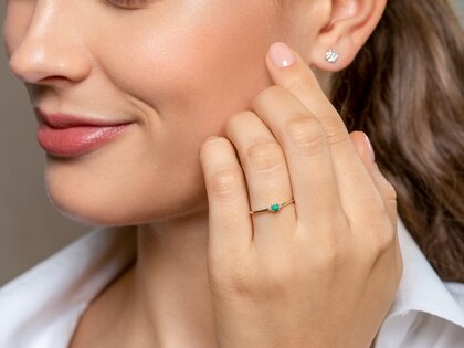 Geboortesteen ring Vivid Petite mei in 9K witgoud met smaragd 0,08ct en diamanten 0,02ct