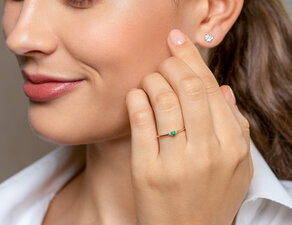 Geboortesteen ring Vivid Petite mei in 9K witgoud met smaragd 0,08ct en diamanten 0,02ct
