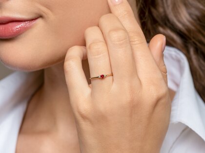 Geboortesteen ring Vivid Petite juli in 9K witgoud met robijn 0,11ct en diamanten 0,02ct