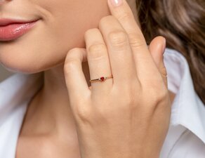 Geboortesteen ring Vivid Petite juli in 9K witgoud met robijn 0,11ct en diamanten 0,02ct