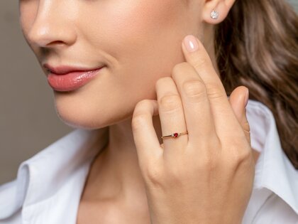 Geboortesteen ring Vivid Petite juli in 9K witgoud met robijn 0,11ct en diamanten 0,02ct