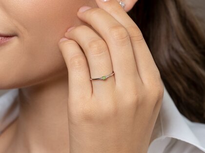 Geboortesteen ring Vivid Petite augustus in 14K geelgoud met peridoot 0,10ct en diamanten 0,02ct