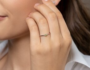 Geboortesteen ring Vivid Petite augustus in 14K geelgoud met peridoot 0,10ct en diamanten 0,02ct