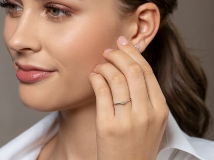 Geboortesteen ring Vivid Petite augustus in 14K geelgoud met peridoot 0,10ct en diamanten 0,02ct