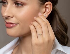 Geboortesteen ring Vivid Petite augustus in 14K geelgoud met peridoot 0,10ct en diamanten 0,02ct