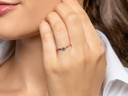 Geboortesteen ring Vivid Petite september in 9K witgoud met saffier 0,10ct en diamanten 0,02ct