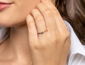 Geboortesteen ring Vivid Petite september in 9K witgoud met saffier 0,10ct en diamanten 0,02ct