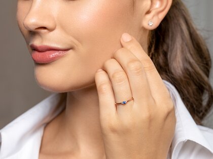 Geboortesteen ring Vivid Petite september in 9K witgoud met saffier 0,10ct en diamanten 0,02ct