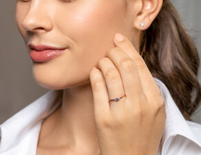 Geboortesteen ring Vivid Petite september in 9K witgoud met saffier 0,10ct en diamanten 0,02ct