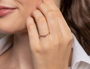 Geboortesteen ring Vivid Petite oktober in 14K geelgoud met roze toermalijn 0,09ct en diamanten 0,02ct