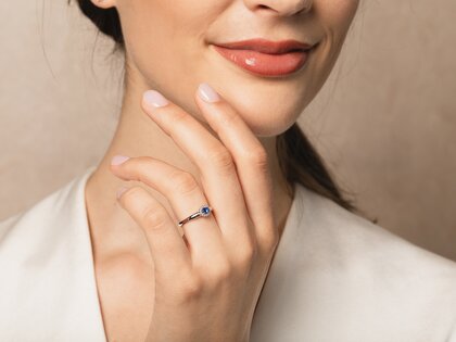 Verlovingsring Jolie Cross in 9K witgoud met saffier 0,25ct en diamanten 0,06ct