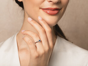 Verlovingsring Jolie Cross in 9K witgoud met saffier 0,25ct en diamanten 0,06ct