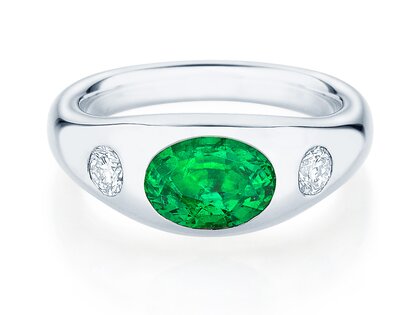 Ring Three-Stone Signet in 9K witgoud met smaragd 1,35ct en natuurlijke diamanten 0,30ct