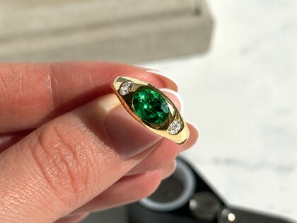 Ring Three-Stone Signet in 9K witgoud met smaragd 1,35ct en natuurlijke diamanten 0,30ct