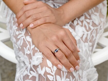 Verlovingsring Vivid in 14K witgoud met saffier 1,00ct en diamanten 0,12ct