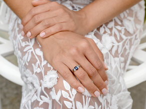 Verlovingsring Vivid in 14K witgoud met saffier 1,00ct en diamanten 0,12ct