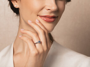 Verlovingsring Windsor Cross in 14K witgoud met saffier 0,60ct en diamanten 0,12ct