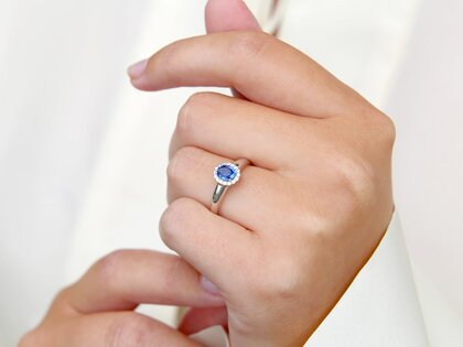 Verlovingsring Windsor in 14K witgoud met saffier 0,60ct en diamanten 0,12ct