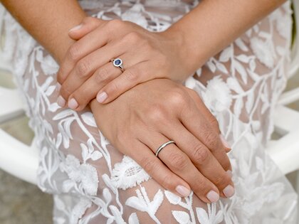 Verlovingsring Windsor in 14K witgoud met saffier 0,60ct en diamanten 0,12ct