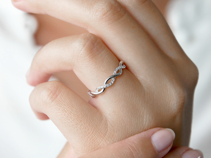 Verlovingsring Sparkling Curve in 14K witgoud met diamanten 0,14ct G/SI