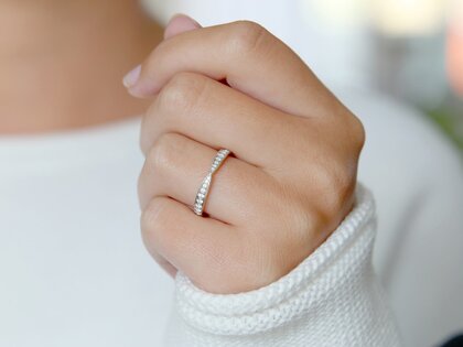 Verlovingsring V-Eternity in 14K witgoud met diamanten 0,30ct G/SI