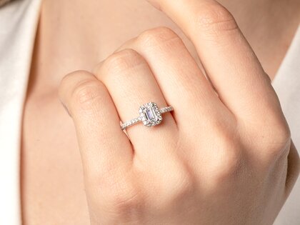 Verlovingsring Emerald Halo Pavé in 14K witgoud met diamanten 0,75ct G/VS